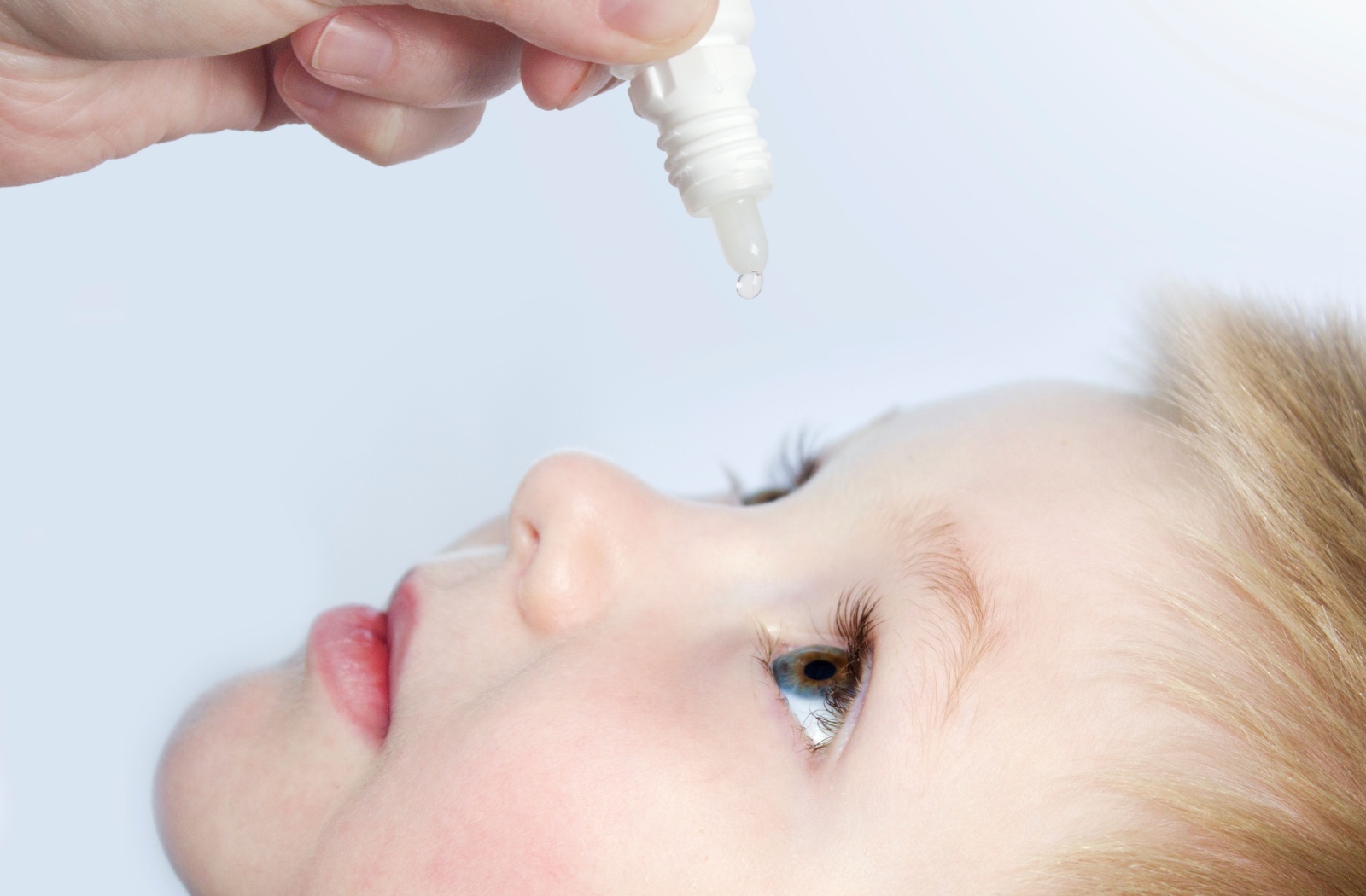 Nước muối sinh lý có tác dụng làm sạch bụi bẩn, dị vật và hỗ trợ làm dịu các kích ứng nhẹ ở mắt.