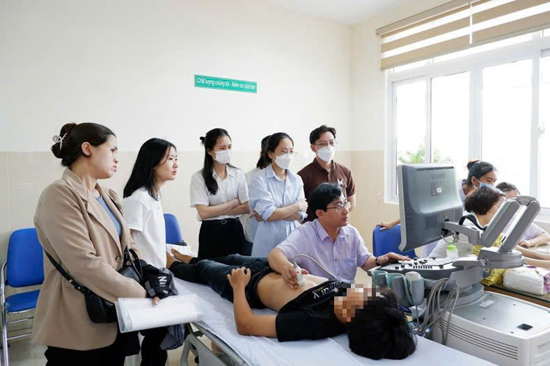 Bác sĩ BVĐK Khánh Hòa khám sàng lọc tim bẩm sinh ở vùng nông thôn.