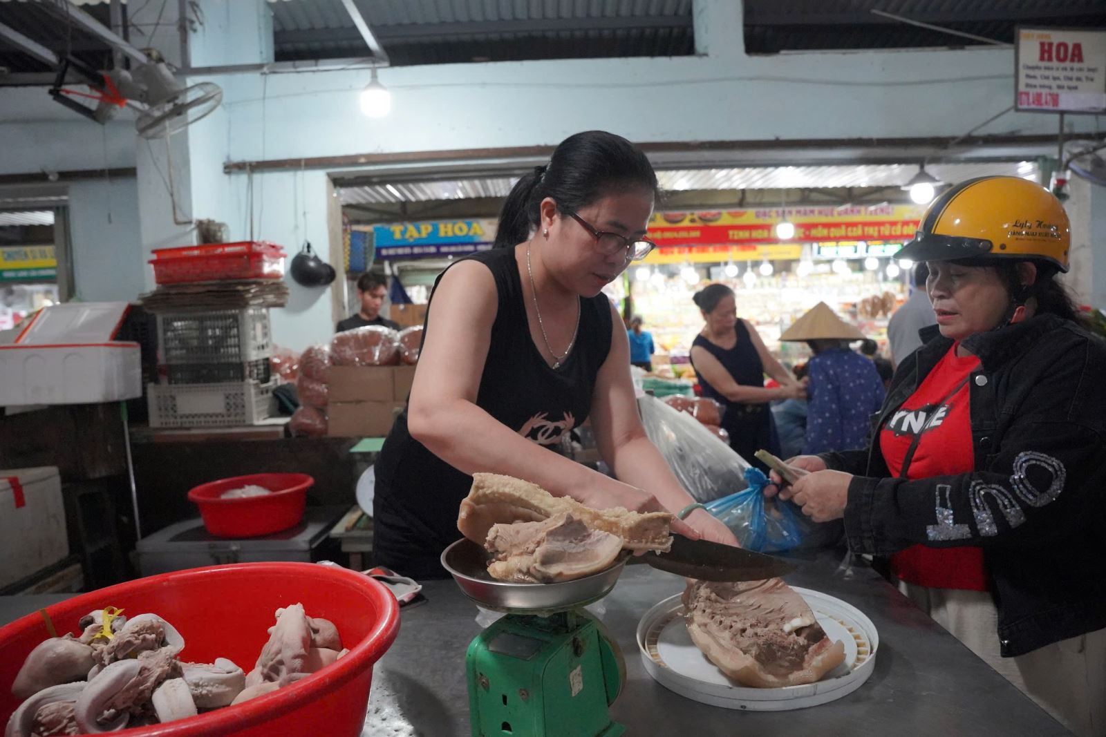 Sức mua thịt lợn tại quầy của chị Lê Thị Hồng Vân, tiểu thương tại chợ Đông Ba giảm mạnh.