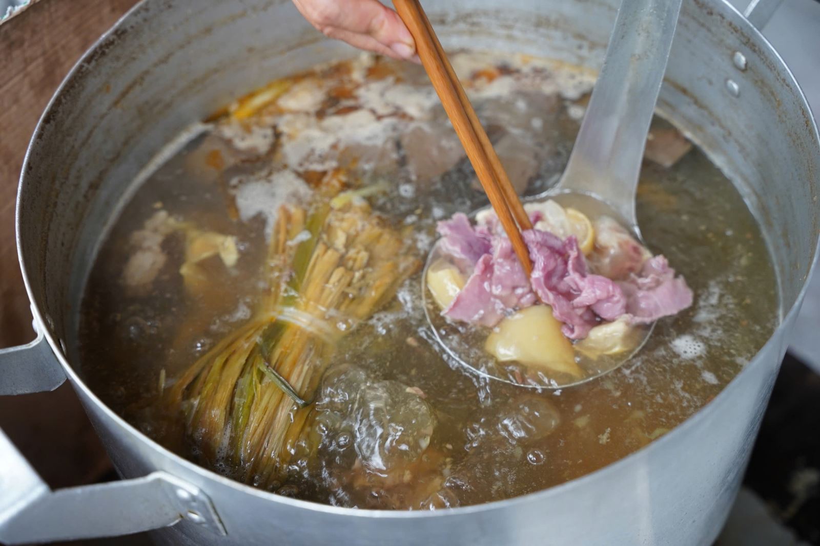 Thích nghi với tình hình, nhiều quán bún bò ở Huế chuyển sang bán bún và không có thịt lợn.