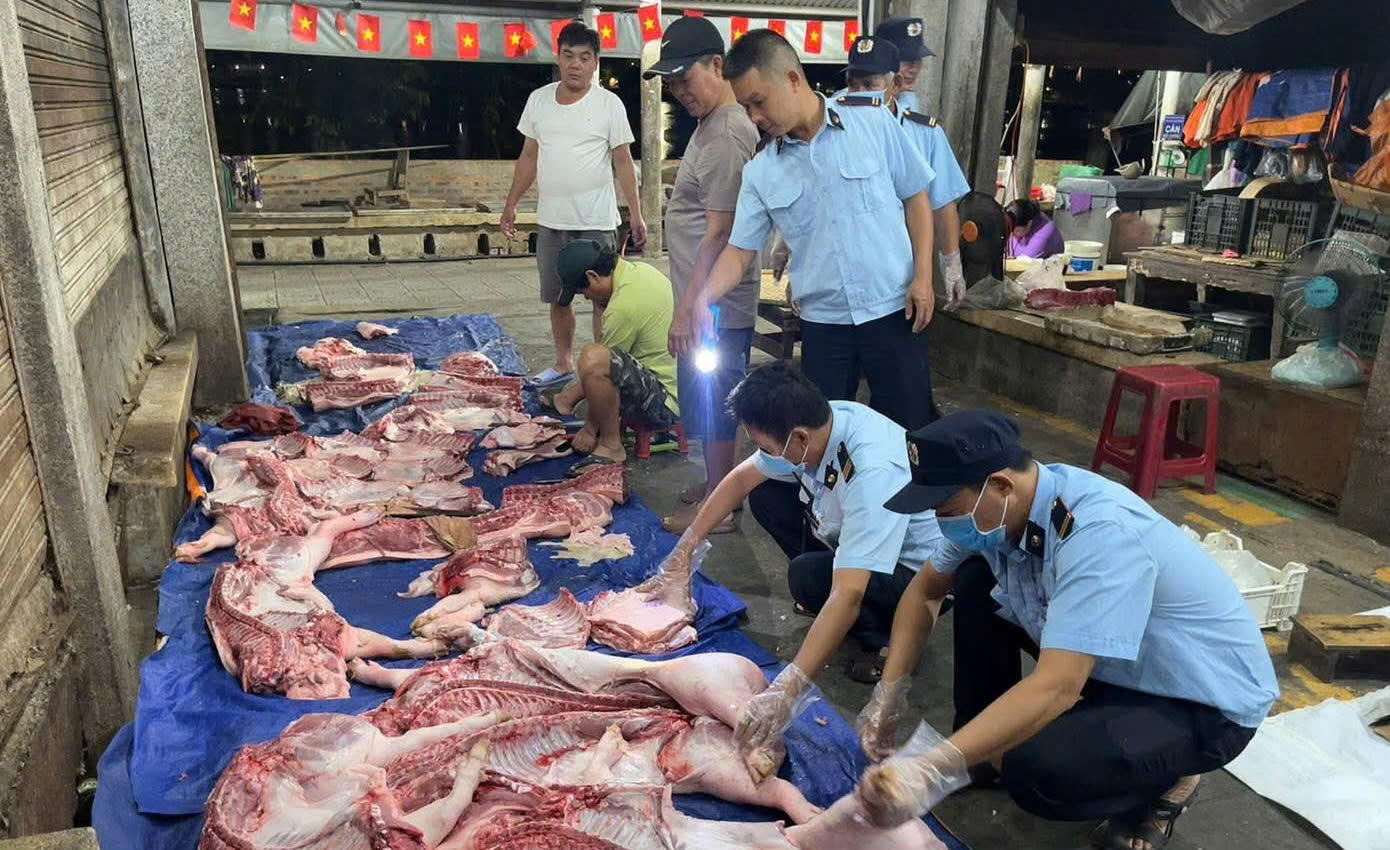Ban Quản lý chợ Đông Ba kiểm tra các sạp bán thịt tại chợ nhằm đảm bảo người dân yên tâm khi mua sắm.
