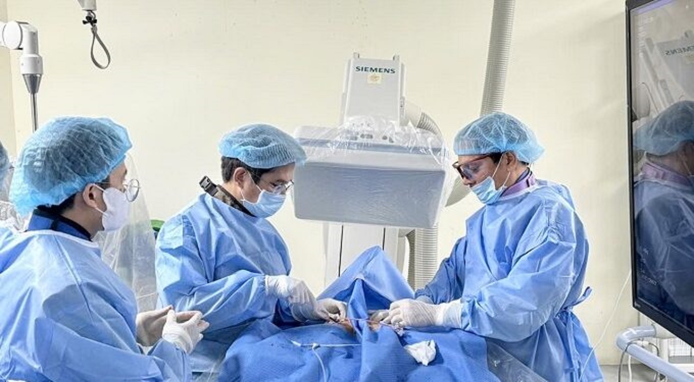 Các bác sĩ BVĐK Khánh Hòa phối hợp cùng chuyên gia từ TP HCM can thiệp tim bẩm sinh cho trẻ.