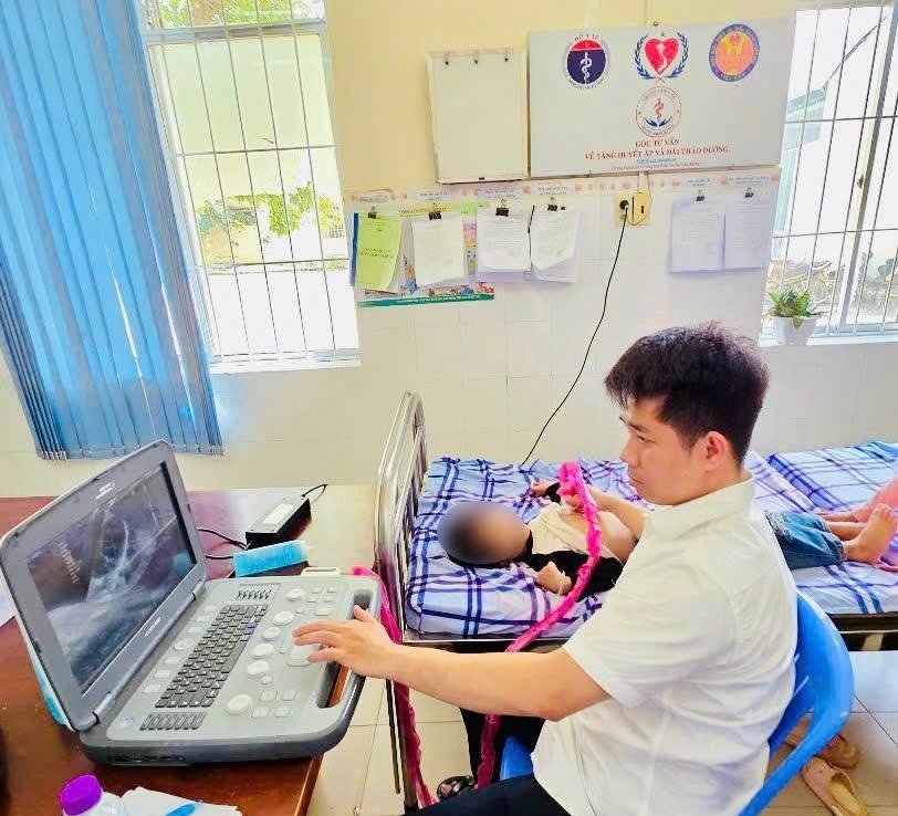 Các bác sĩ khám sàng lọc tim bẩm sinh cho trẻ ở Khánh Vĩnh (Khánh Hòa).