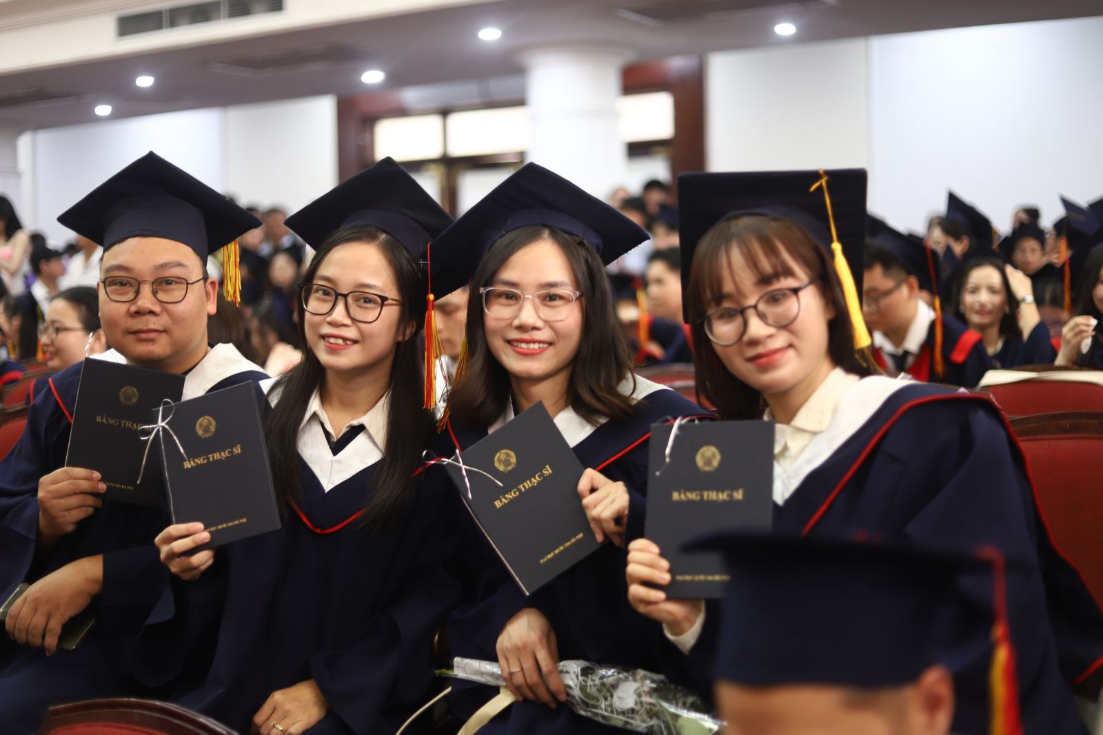 Niềm vui của các tân thạc sĩ trong ngày nhận bằng tốt nghiệp.