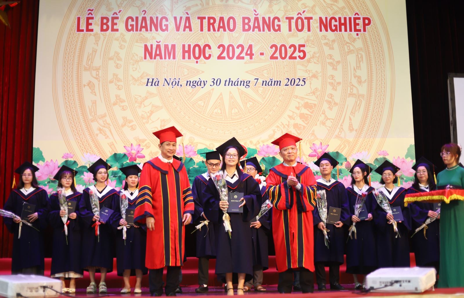GS.TS Lê Ngọc Thành - Hiệu trưởng Trường Đại học Y Dược cùng các thầy, cô trong Ban Giám hiệu trao bằng tốt nghiệp cho các tân thạc sĩ.