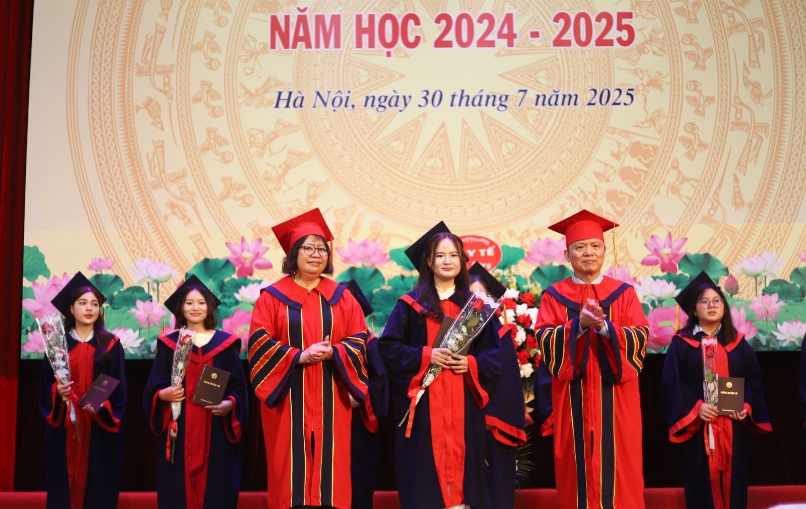 GS.TS Lê Ngọc Thành - Hiệu trưởng Trường Đại học Y Dược cùng các thầy, cô trong Ban Giám hiệu trao bằng tốt nghiệp cho các tân bác sĩ.