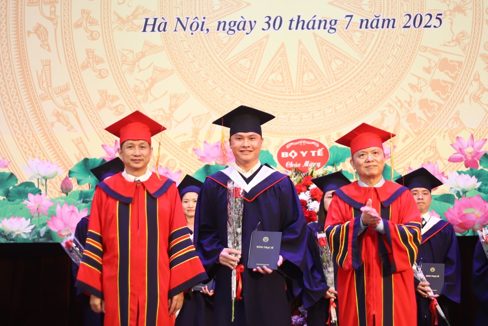 GS.TS Lê Ngọc Thành - Hiệu trưởng Trường Đại học Y Dược cùng các thầy, cô trong Ban Giám hiệu trao bằng tốt nghiệp cho các tân thạc sĩ.