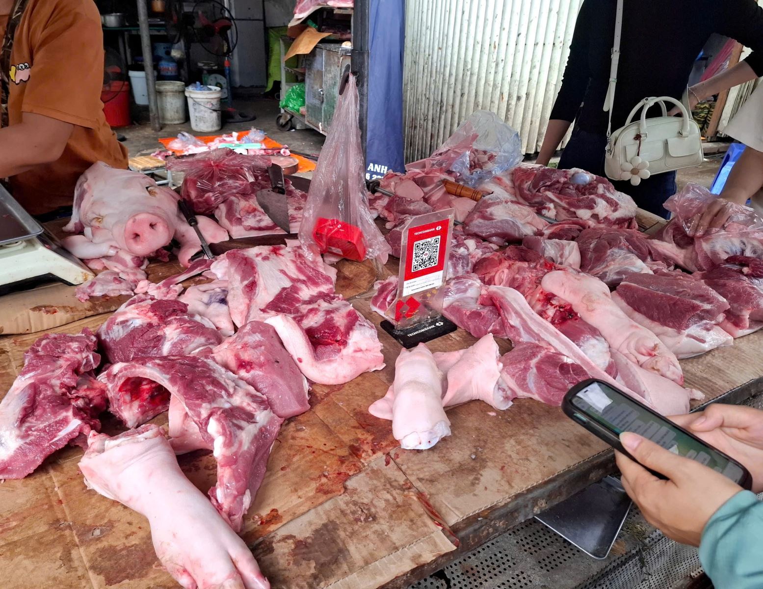 Nhiều người lo ngại sẽ mua nhầm phải thịt lợn mắc dịch tả lợn châu Phi. 
