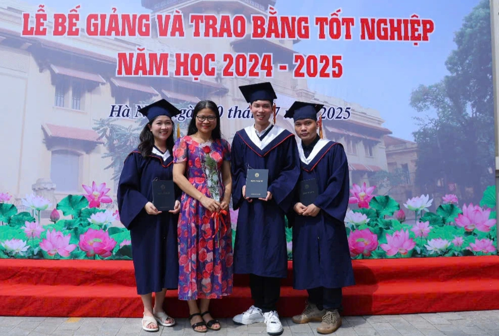Thông và gia đình tại lễ tốt nghiệp