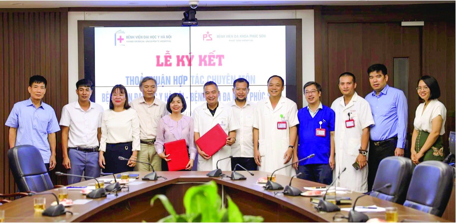 BS chuyên khoa 1 Đặng Thị Thoi (thứ 5 từ trái qua), Giám đốc bệnh viện đa khoa Phúc Sơn tại lễ ký kết hợp tác chuyên môn với Bệnh viện Đại học Y Hà Nội. 