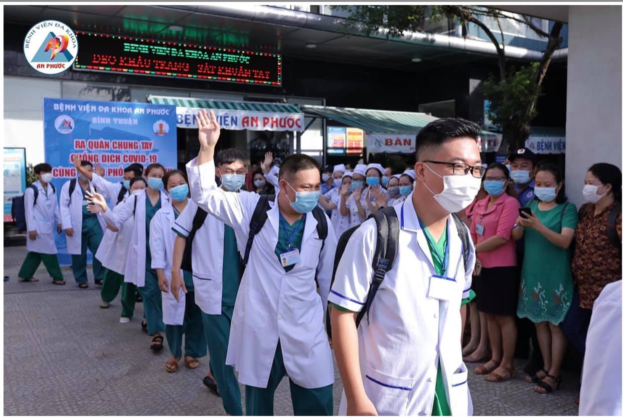 Ngoài hỗ trợ về vật chất, Hiệp hội đã kêu gọi các bệnh viện hội viên lên đường hỗ trợ các cơ sở y tế phía Nam chống dịch. Trong ảnh là y bác sỹ Bệnh viện đa khoa An Phước xung phong chống dịch tại TP. Hồ Chí Minh năm 2021