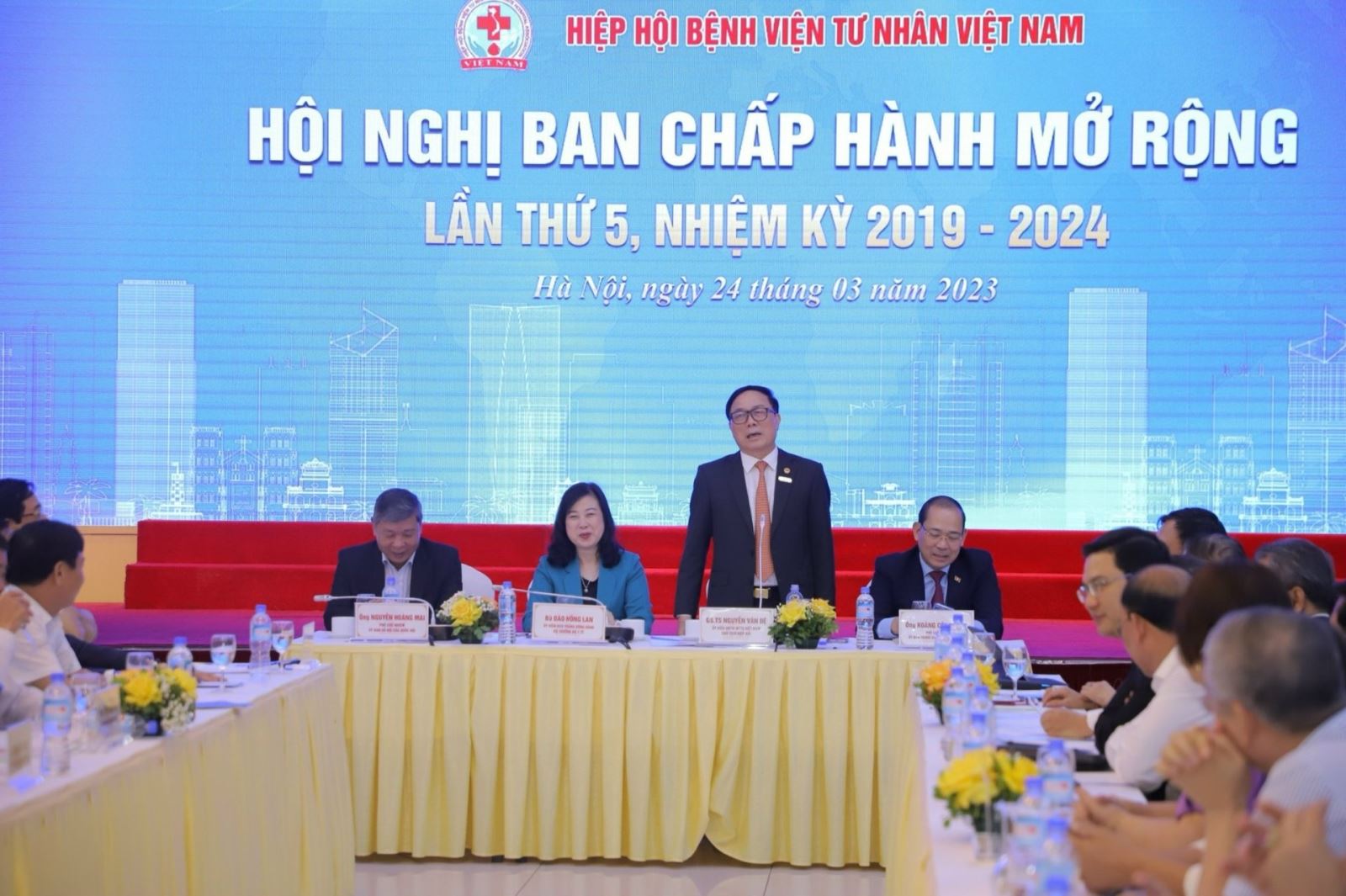Hiệp hội thường xuyên tổ chức các hội nghị, hội thảo để lắng nghe tâm tư, nguyện vọng, phản ánh, kiến nghị của hội viên. Trong ảnh là hội nghị BCH Hiệp hội năm 2023 với sự tham dự của Bộ trưởng Bộ Y tế Đào Hồng Lan