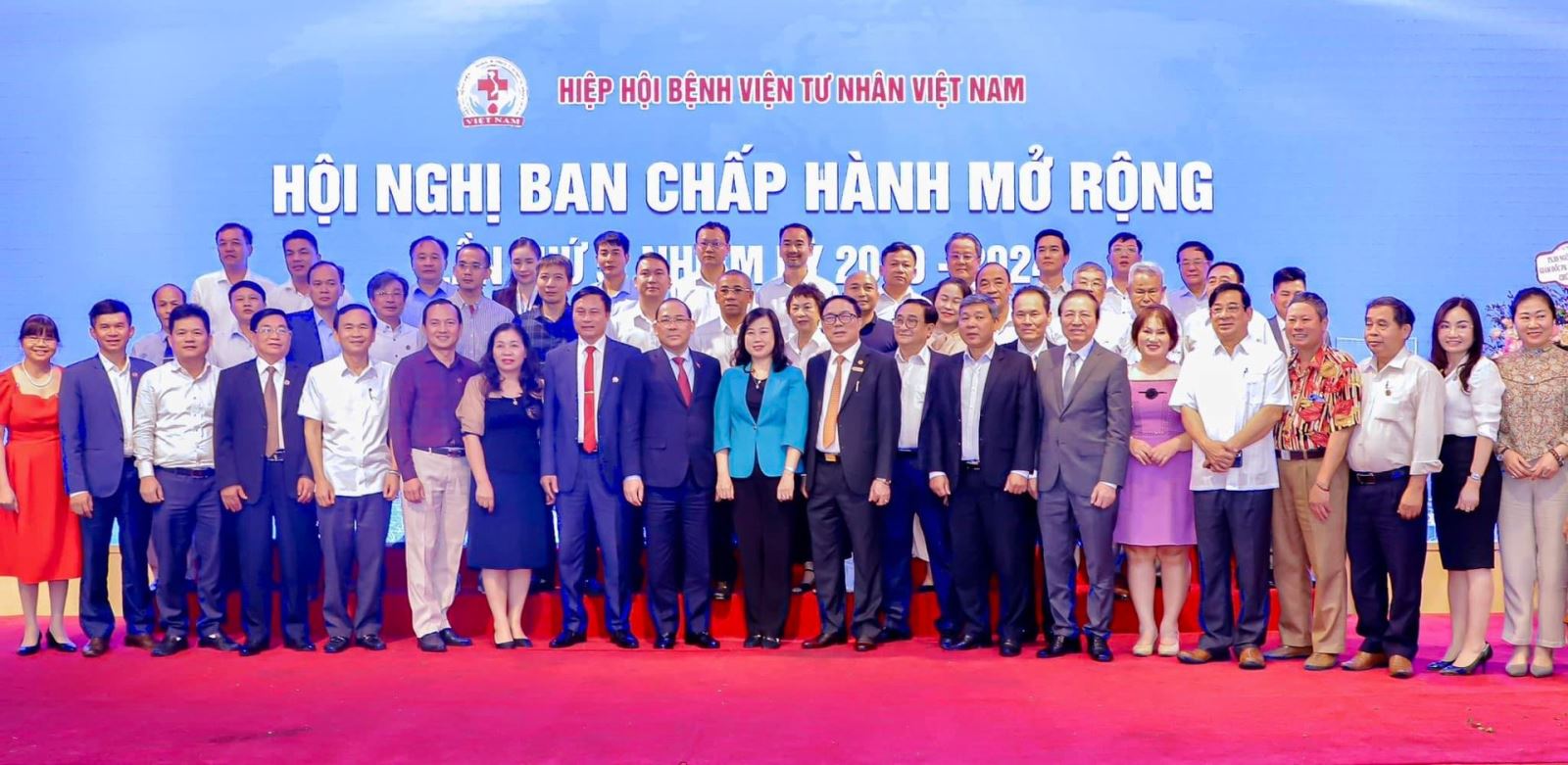 Hiệp hội bệnh viện tư nhân Việt Nam quy tụ, tập hợp được nhiều nhà đầu tư, chuyên gia y tế hàng đầu. Trong ảnh Bộ trưởng Bộ Y tế Đào Hồng Lan chụp ảnh lưu niệm với BCH Hiệp hội