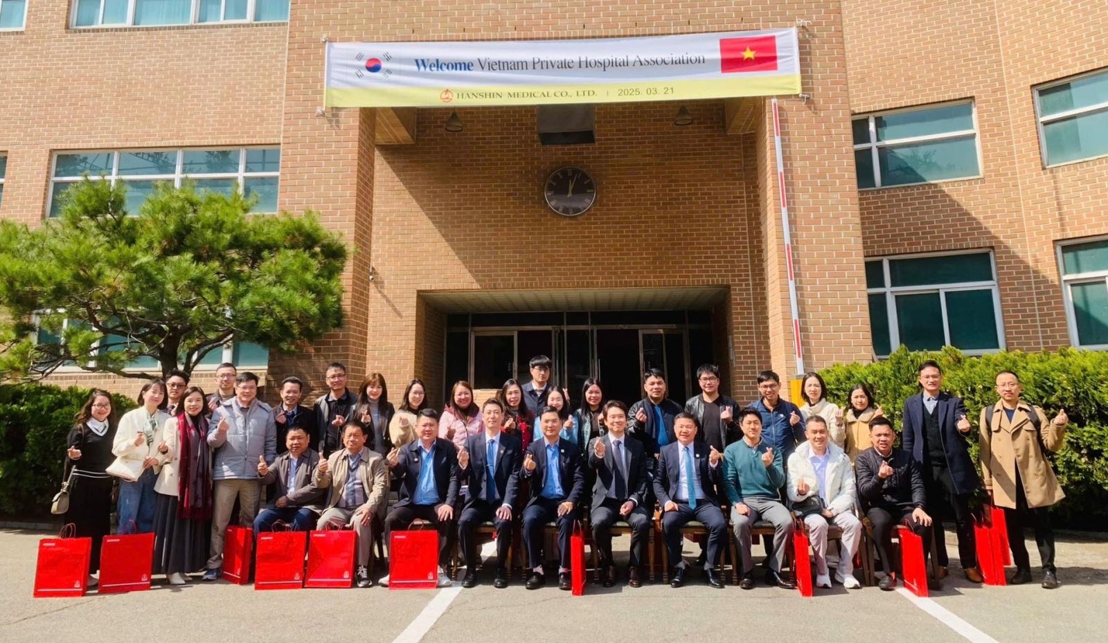 Đoàn công tác Hiệp hội bệnh viện tư nhân Việt Nam tham quan nhà máy sản xuất thiết bị y tế tại Hàn Quốc năm 2025