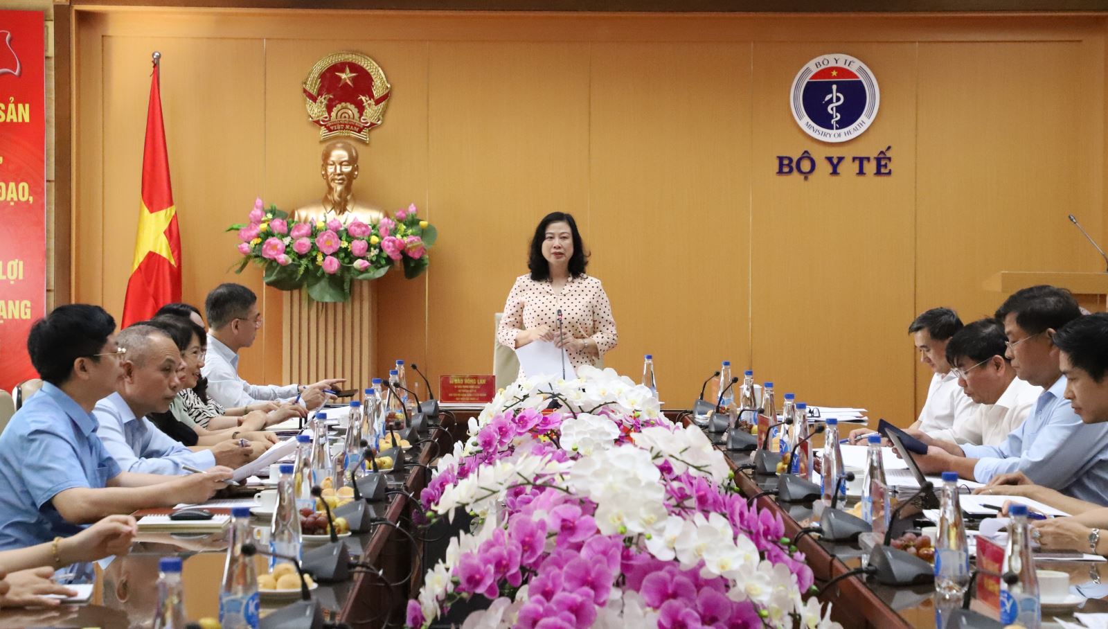 Bộ trưởng Bộ Y tế Đào Hồng Lan chủ trì cuộc họp
