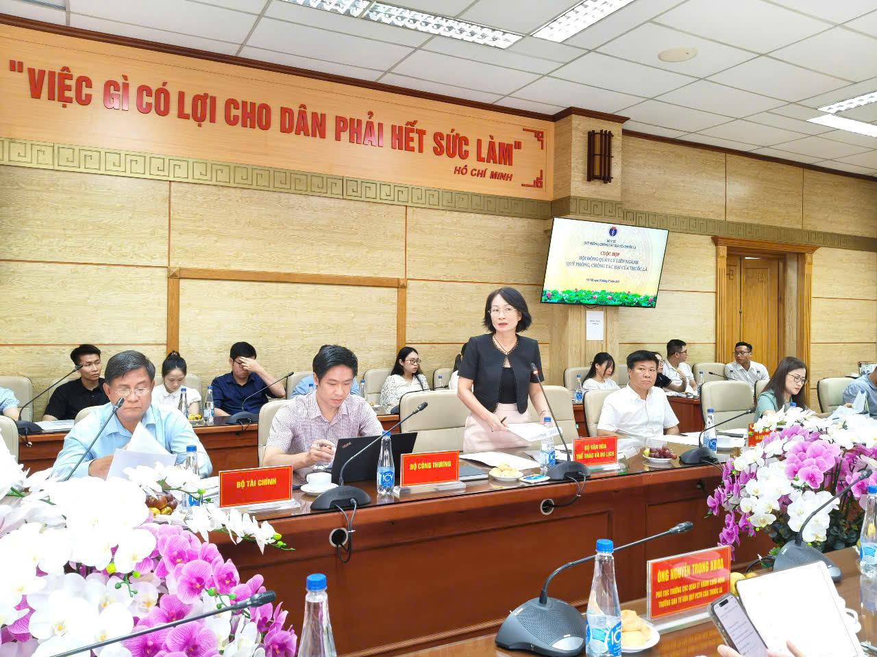 Đại biểu các Bộ, ngành thảo luận