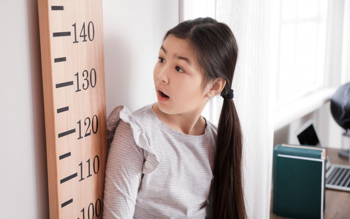 Trẻ dậy thì sớm thường có chiều cao nhỉnh hơn so với bạn bè đồng trang lứa ở giai đoạn đầu.
