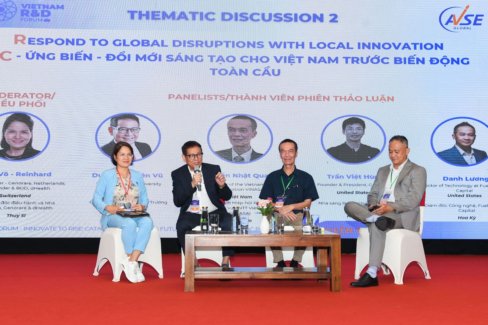 Tiến sĩ Quy Võ-Reinhard điều phối phiên thảo luận chủ đề 