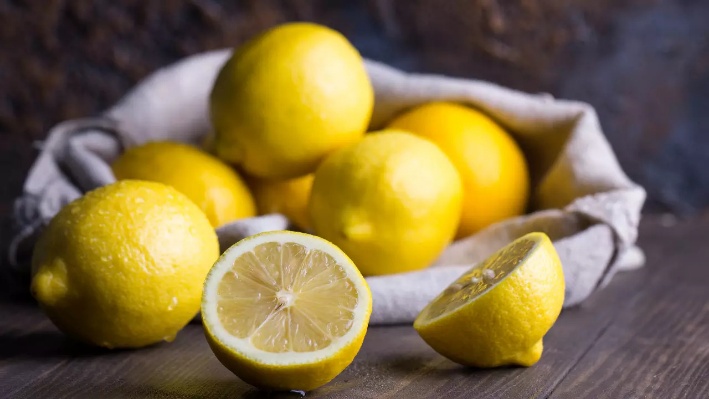 Chanh giàu vitamin C giảm gánh nặng cho gan.