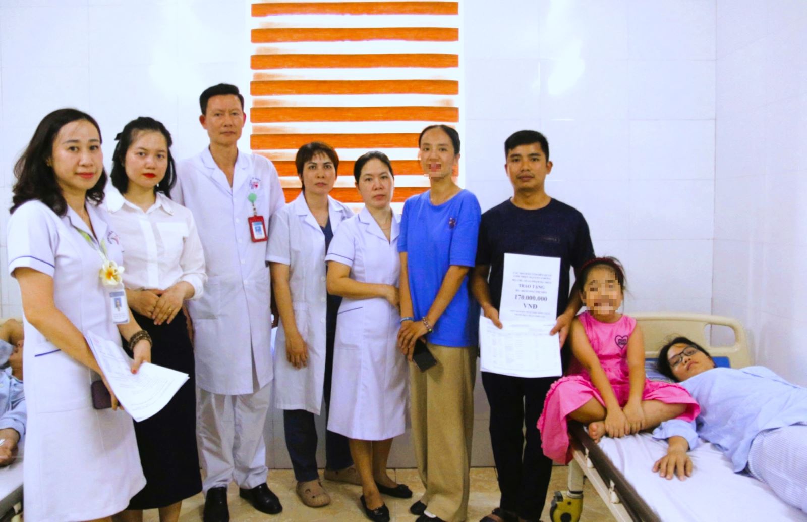 Nhóm thiện nguyện ‘Quán cơm không đồng’ trao tặng 170 triệu đồng kèm sao kê ngân hàng cho gia đình BS Mến trước ngày ghép gan