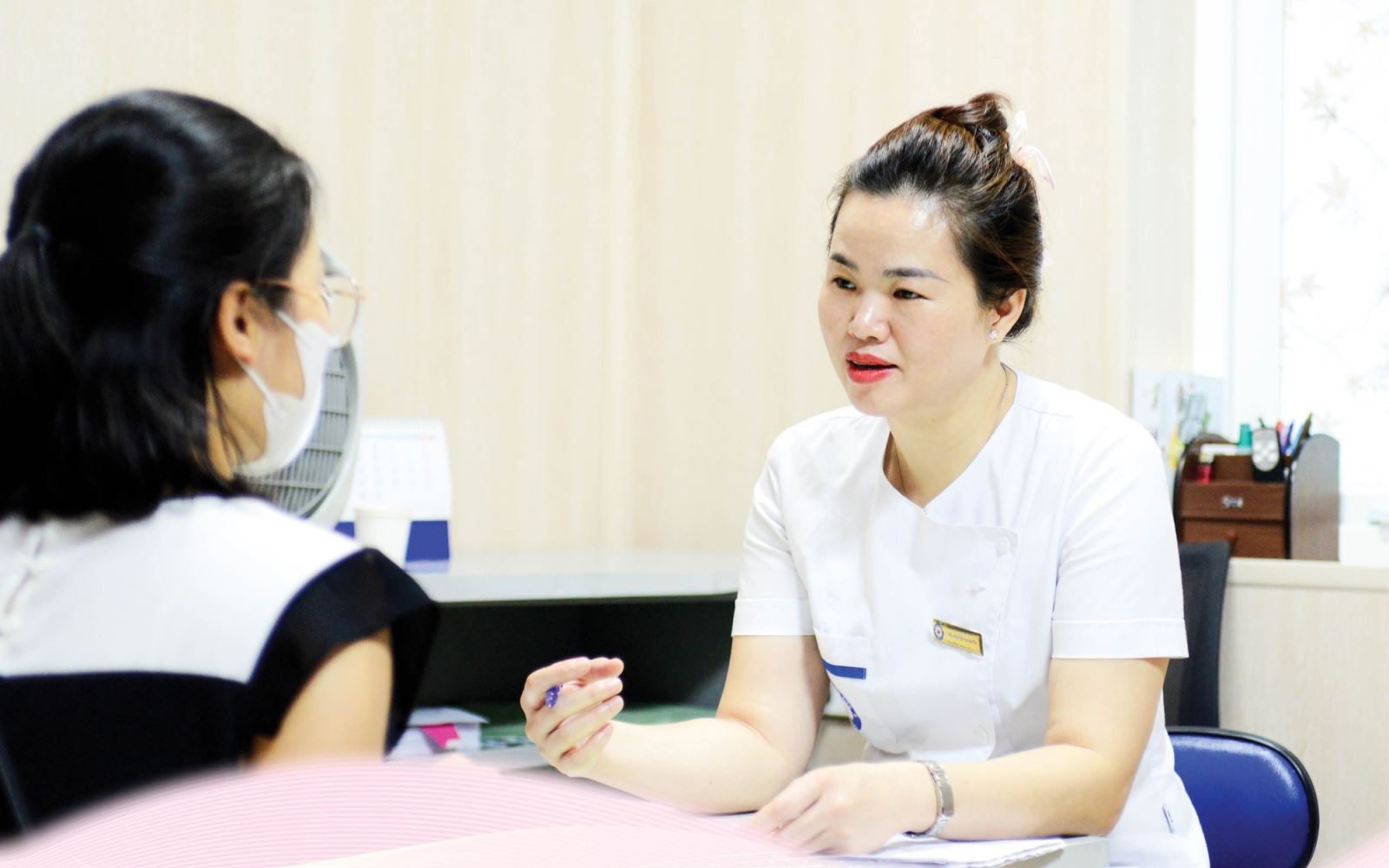 Điều dưỡng Nguyễn Thị Huyền tư vấn cho người dân đến khám vô sinh, hiếm muộn. 