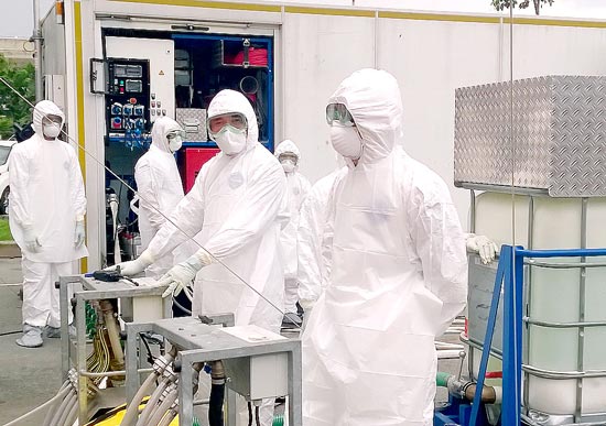 Nhân viên y tế tiêm vaccine ngừa bệnh do virus Ebola gây ra