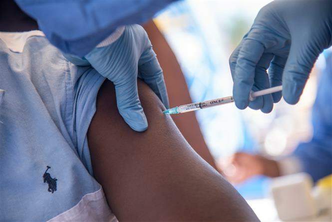 Nhân viên y tế tiêm vaccine ngừa bệnh do virus Ebola gây ra
