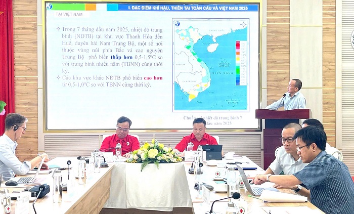 TS. Hoàng Phúc Lâm, Phó Giám đốc Trung tâm Khí tượng Thủy văn Quốc gia chia sẻ thông tin tại Hội nghị Phòng ngừa, ứng phó thảm họa năm 2025.