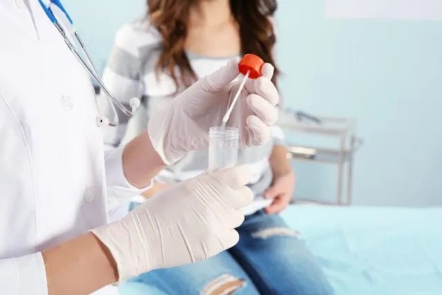Chị em nên đi khám phụ khoa định kỳ để kịp thời phát hiện những bất thường ở cơ quan sinh sản.