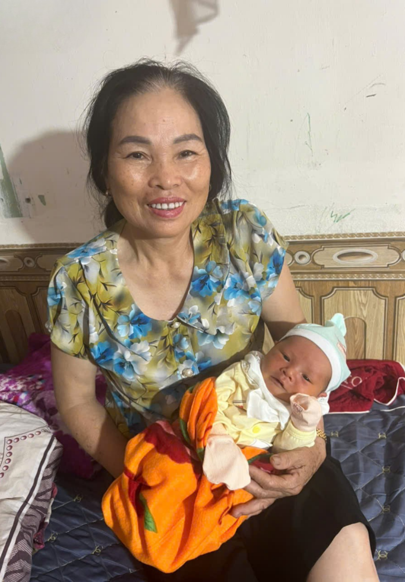 Bà Đào Thị Xây là người phát hiện bé trai sơ sinh bị bỏ rơi trước cửa nhà mình.