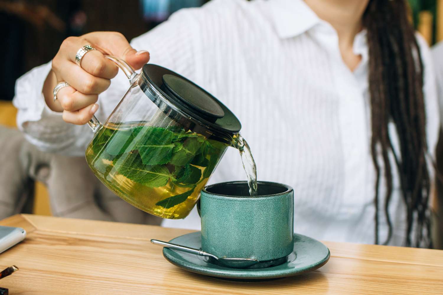 Trà xanh là loại đồ uống giúp hỗ trợ đào thải axit uric hiệu quả.