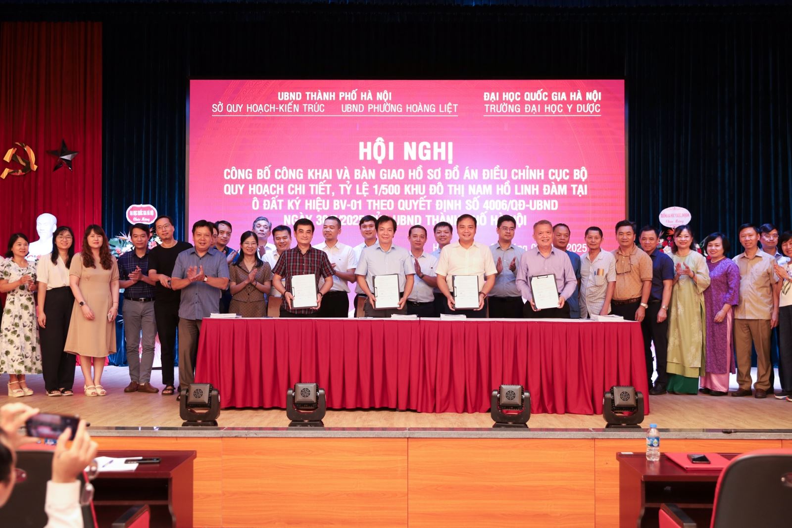 Đại diện lãnh đạo ĐHQGHN, Trường ĐH Y Dược, UBND phường Hoàng Liệt, Sở  Quy hoạch Kiến trúc Hà Nội kết hợp tác dự án  