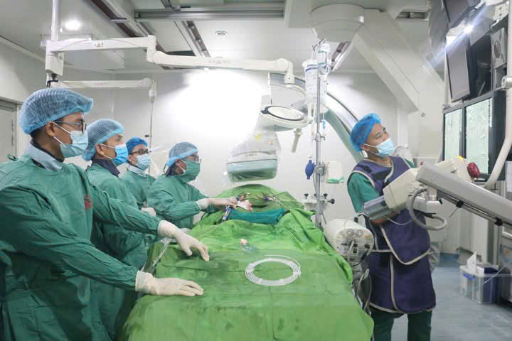 Bệnh viện Việt Nam – Thụy Điển Uông Bí tiếp nhận liên tiếp 4 ca phình động mạch chủ, trong đó có trường hợp dọa vỡ và vỡ túi phình phải cấp cứu khẩn cấp.