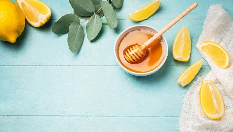 Mật ong kết hợp với chanh làm dịu cổ họng, chữa đau họng và ho.
