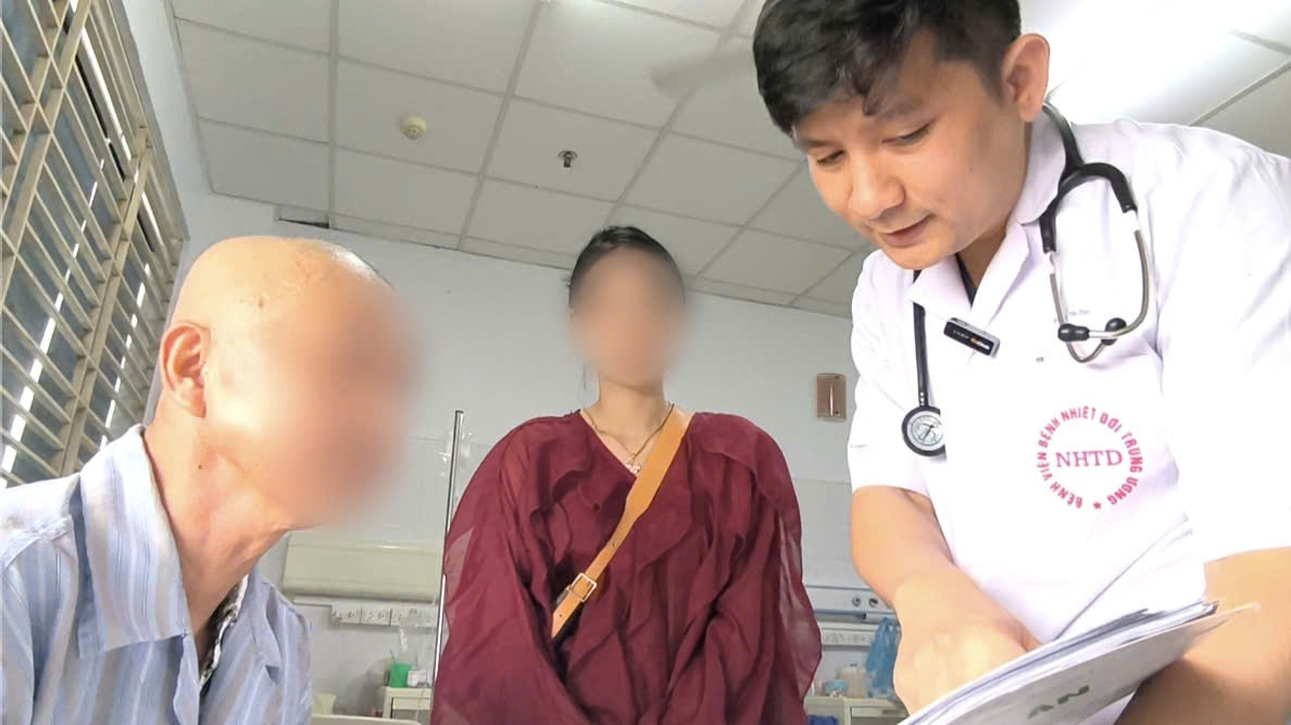 Bệnh nhân đã phải sống chung với những cơn sốt cao kéo dài hơn một năm nhưng không rõ nguyên nhân.