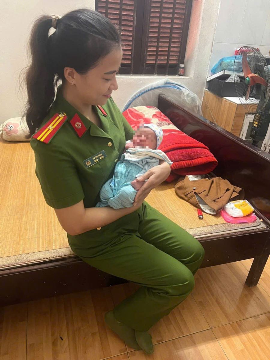 Bé gái sơ sinh bị bỏ rơi trước cổng trường Mầm non Ân Thi.