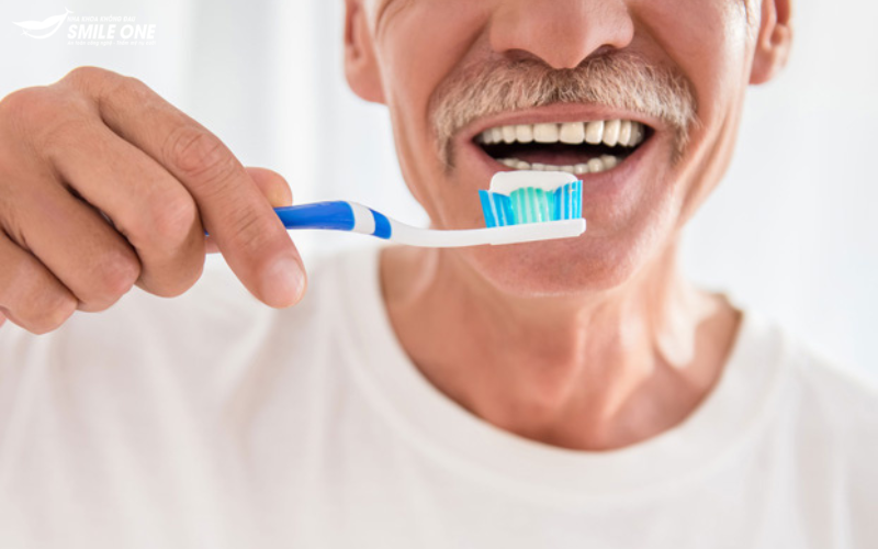 Đánh răng ít nhất 2 lần mỗi ngày bằng kem đánh răng có chứa fluoride để phòng ngừa bệnh sâu răng và viêm lợi