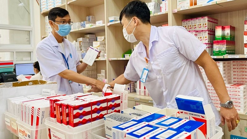 Gần 800 loại thuốc, nguyên liệu làm thuốc sản xuất trong nước và nước ngoài được Cục Quản lý Dược cấp mới, gia hạn giấy đăng ký lưu hành tại Việt Nam để phục vụ nhu cầu điều trị, phòng chống dịch bệnh.