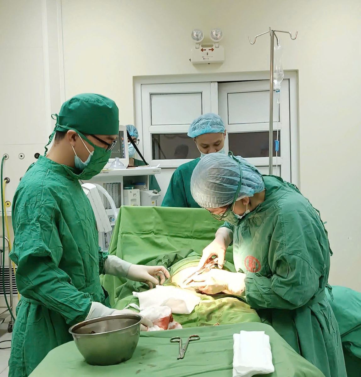 Kip cấp cứu phẫu thuật cứu sống mẹ con sản phụ bị rau bong non tại Quảng Ninh.