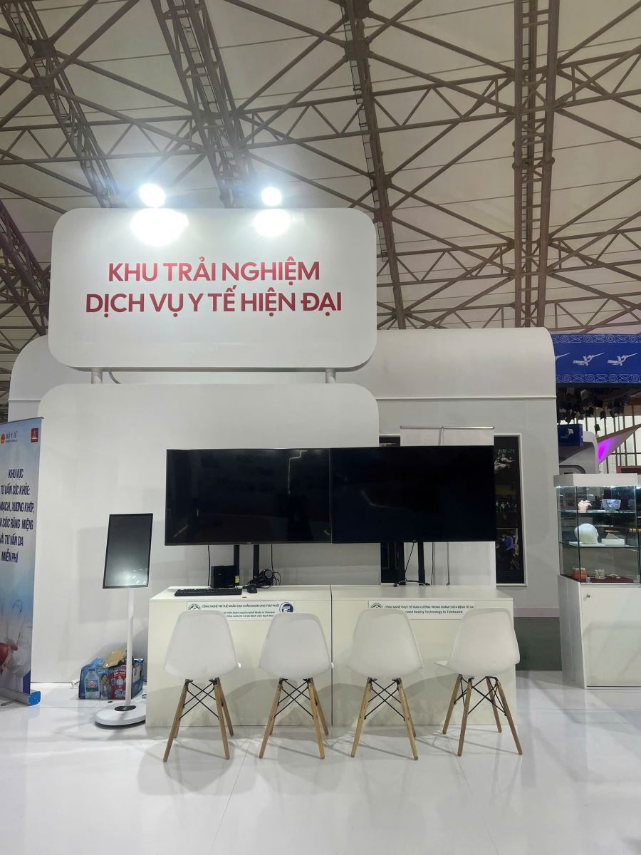 Hình ảnh các góc của gian trưng bày thành tựu ngành y tế.