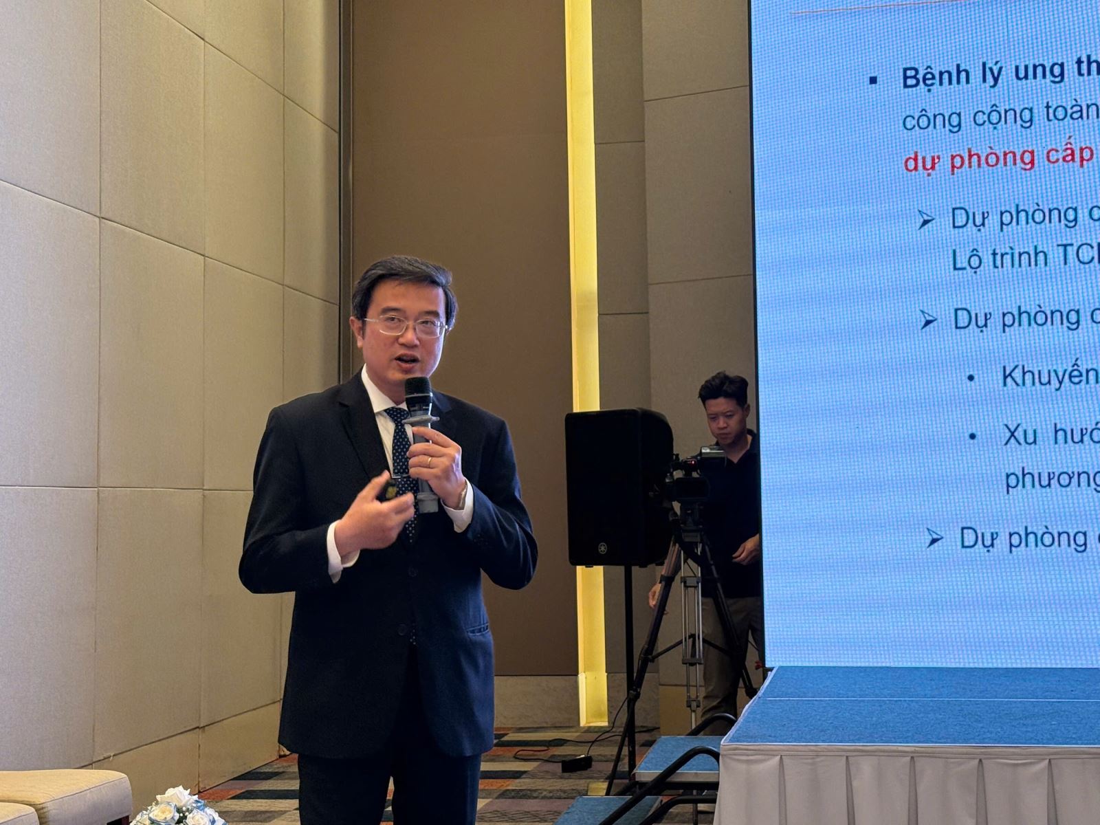 GS.TS Nguyễn Vũ Quốc Huy - Phó Chủ tịch Hội Phụ sản Việt Nam, Hiệu trưởng Trường Đại học Y-Dược (Đại học Huế) chia sẻ tại tọa đàm.