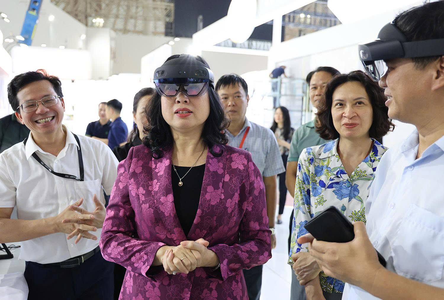 Bộ trưởng Bộ Y tế Đào Hồng Lan nghe Giám đốc Bệnh viện Bạch Mai Đào Xuân Cơ và Phó Giám đốc Vũ Văn Giáp giới thiệu về ứng dụng công nghệ thông tin, chuyển đổi số y tế của Bệnh viện Bạch Mai tại triển lãm.