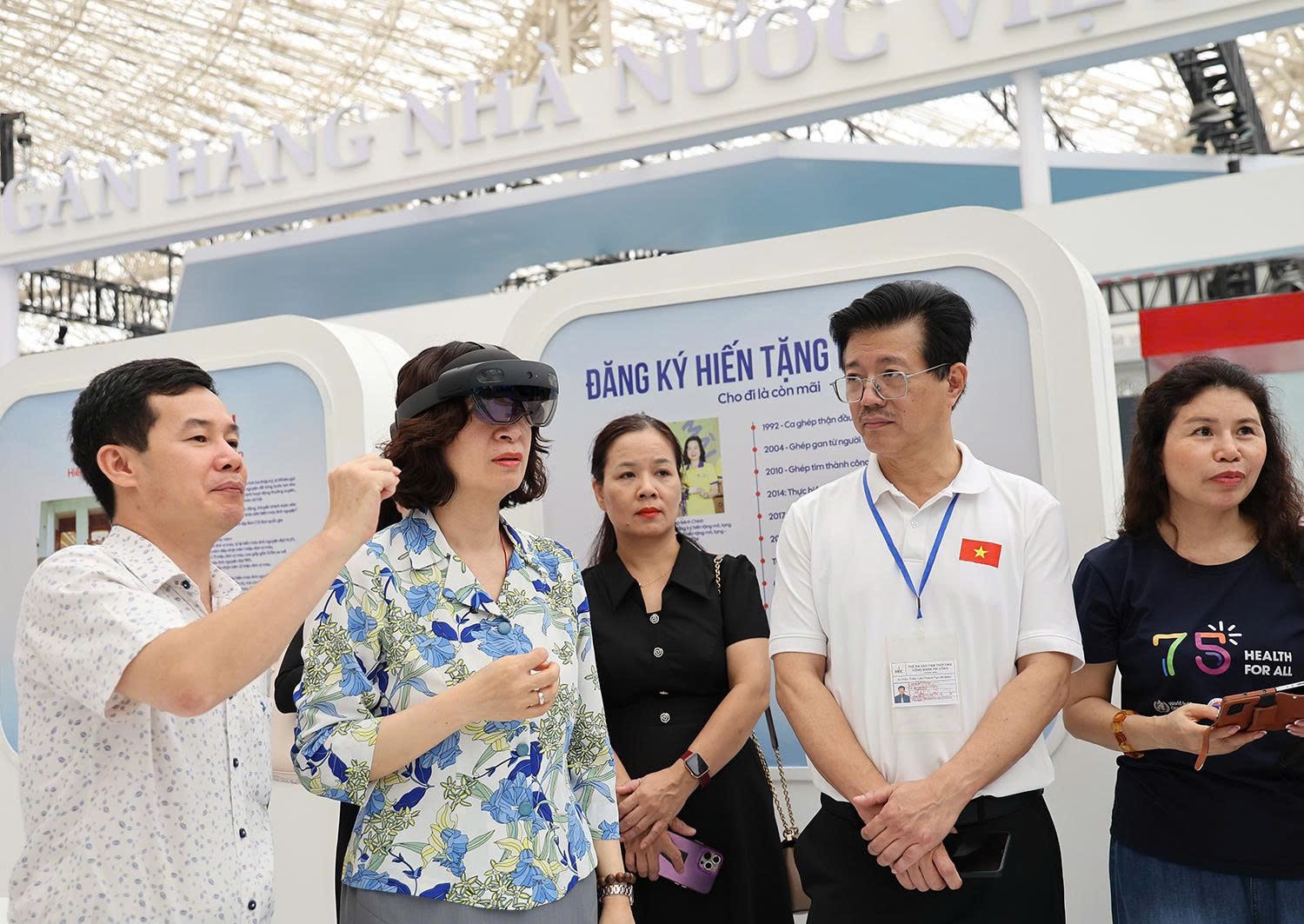 Thứ trưởng Bộ Y tế Nguyễn Thị Liên Hương tham gia trải nghiệm kính thực tế ảo tăng cường HoloLens tại gian triển lãm của Bộ Y tế.