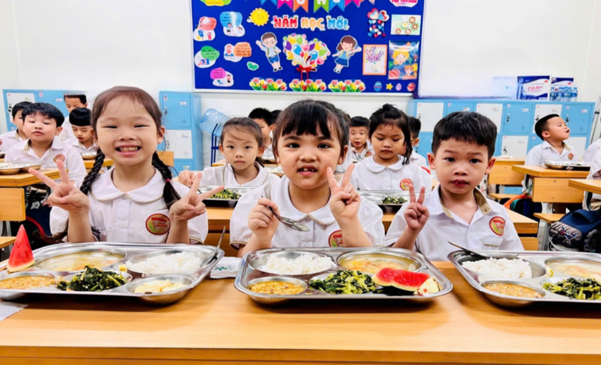 Bữa ăn bán trú của học sinh Trường Tiểu học Trần Nhật Duật, Hà Nội. 