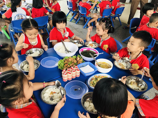 Chế độ dinh dưỡng có vai trò quan trọng đối với sự phát triển của trẻ. Ảnh minh họa: Trường MN Cẩm Minh