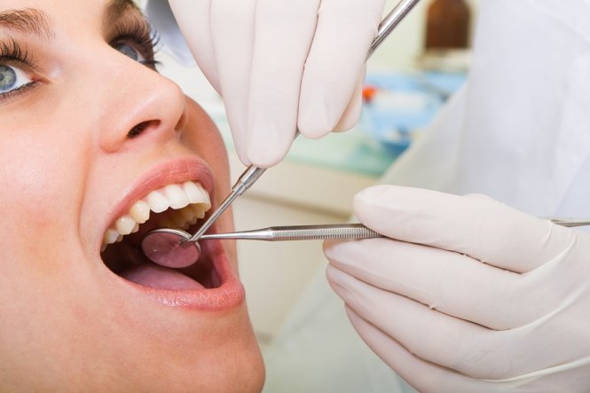 Viêm nha chu là tình trạng nhiễm trùng nướu và các mô nâng đỡ răng, gây tổn thương cấu trúc xương và có thể dẫn đến mất răng.