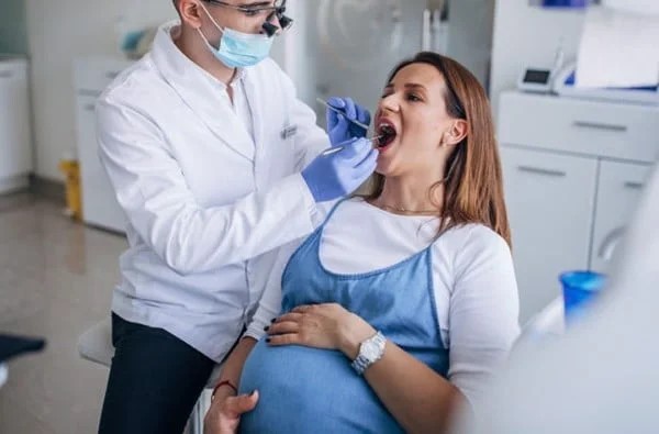 Phụ nữ mang thai nên đi khám nha khoa để phòng ngừa các vấn đề răng miệng như viêm nha chu có thể ảnh hưởng tới thai kỳ.