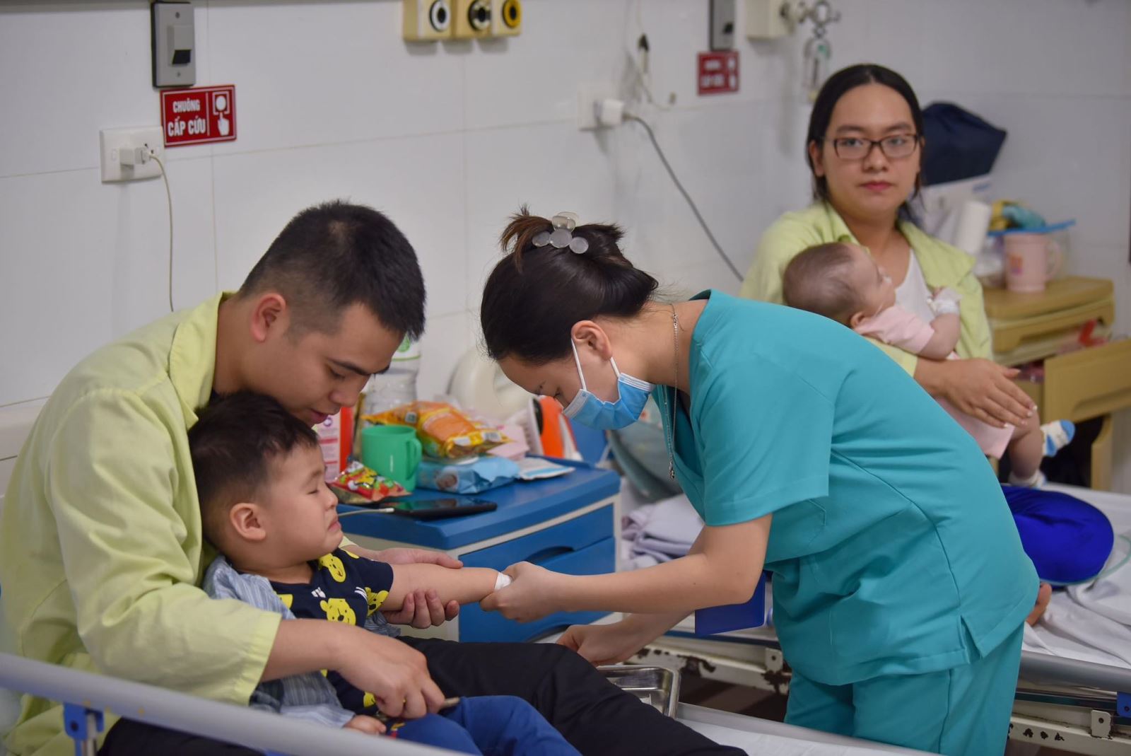 Trẻ điều trị bệnh hô hấp tại bệnh viện