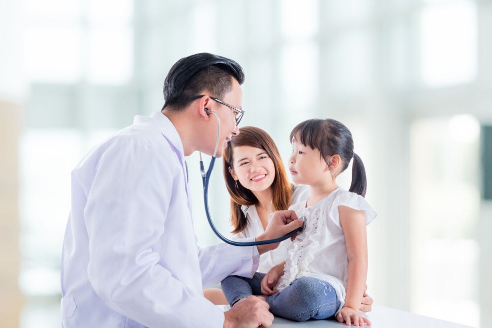 Khi phát hiện trẻ có dấu hiệu mắc bệnh, phụ huynh cần sớm đưa trẻ đến cơ sở y tế để kịp thời xử lý.