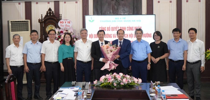 Đoàn công tác Bộ Y tế tặng hoa chúc mừng Trường Đại học Dược Hà Nội